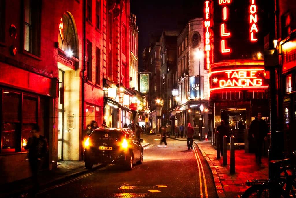 Förbud mot utomhusrökning av cannabis i Amsterdams red light district börjar gälla denna månad